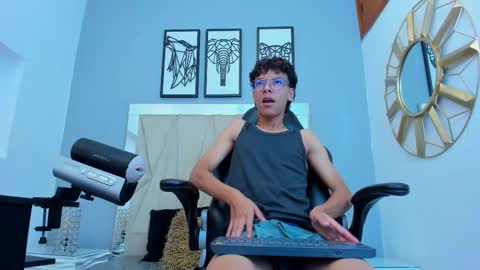 Snapshot of adams_bobby chatting on 11.06.25 Adams Bobby online show from 11.06.25