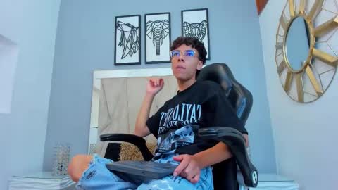 Snapshot of adams_bobby chatting on 11.07.25 Adams Bobby online show from 11.07.25