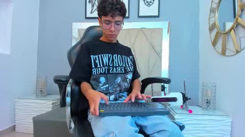 Snapshot of adams_bobby chatting on 11.10.25 Adams Bobby online show from 11.10.25