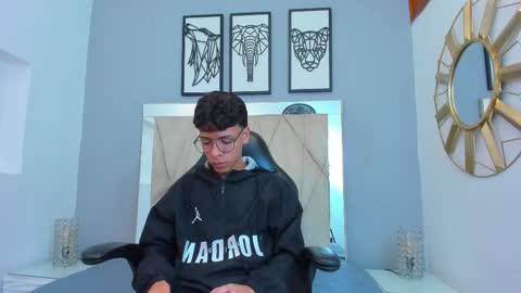 Snapshot of adams_bobby chatting on 11.11.25 Adams Bobby online show from 11.11.25