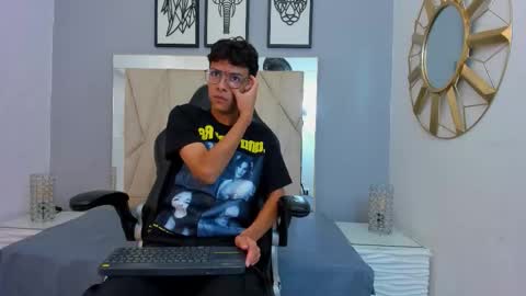 Snapshot of adams_bobby chatting on 11.14.25 Adams Bobby online show from 11.14.25