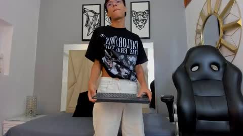 Snapshot of adams_bobby chatting on 11.18.25 Adams Bobby online show from 11.18.25