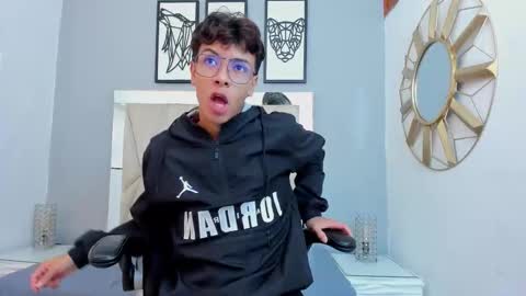 Snapshot of adams_bobby chatting on 11.19.25 Adams Bobby online show from 11.19.25