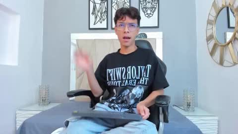 Snapshot of adams_bobby chatting on 11.21.25 Adams Bobby online show from 11.21.25