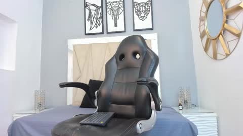 Snapshot of adams_bobby chatting on 11.25.25 Adams Bobby online show from 11.25.25