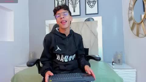 Snapshot of adams_bobby chatting on 11.30.25 Adams Bobby online show from 11.30.25