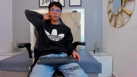 Snapshot of adams_bobby chatting on 12.02.25 Adams Bobby online show from 12.02.25