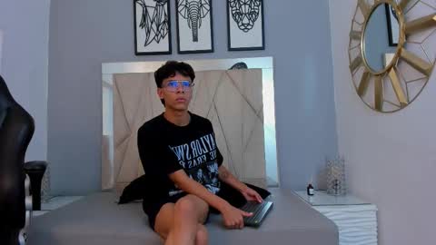 Snapshot of adams_bobby chatting on 12.03.25 Adams Bobby online show from 12.03.25