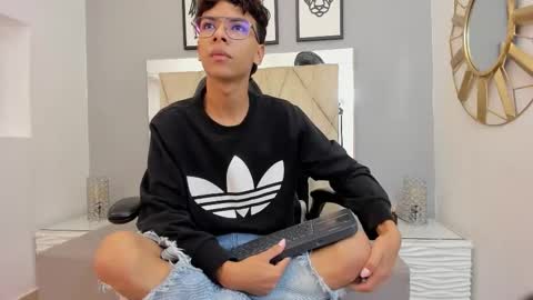 Snapshot of adams_bobby chatting on 12.04.25 Adams Bobby online show from 12.04.25