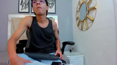 Snapshot of adams_bobby chatting on 12.15.25 Adams Bobby online show from 12.15.25