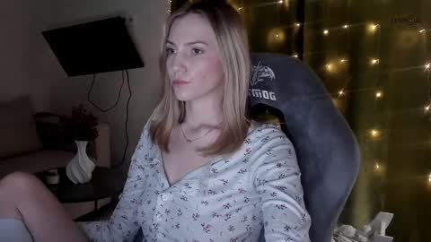 Snapshot of adeleshinem chatting on 02.12.25 Adele Shine online show from 02.12.25