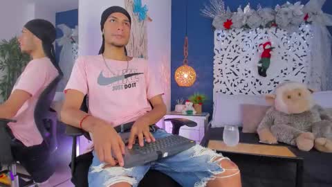 Snapshot of adonis_wb chatting on 12.04.25 adonis_wb online show from 12.04.25