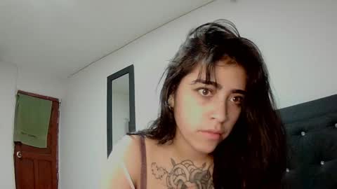 Snapshot of adri_gomez1 chatting on 10.05.25 online show from 10.05.25