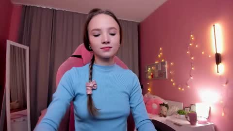 Snapshot of adria_arjona chatting on 11.23.25 Eva online show from 11.23.25