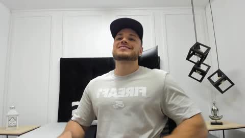 Adrein Roche online show from 10.03.25