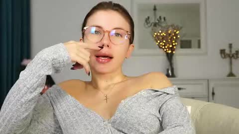 Snapshot of aelia_anara chatting on 10.09.25 Aelia online show from 10.09.25