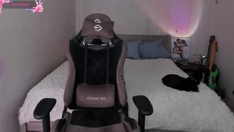 Snapshot of agata_cherry chatting on 11.28.25 Eva online show from 11.28.25