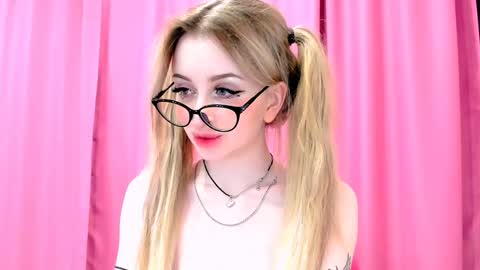 Snapshot of agatahowak chatting on 01.26.25 Arina online show from 01.26.25