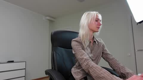 Snapshot of agelina_summer chatting on 11.19.25 Agelina Lilly Laura online show from 11.19.25