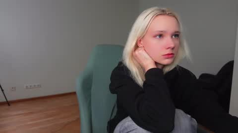 Snapshot of agelina_summer chatting on 04.17.26 Agelina Lilly Laura online show from 04.17.26