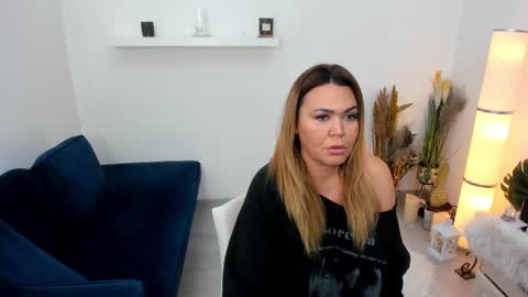 Snapshot of aileen_stone chatting on 01.05.25 Aileen online show from 01.05.25