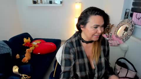 Snapshot of aileen_stone chatting on 02.16.25 Aileen online show from 02.16.25