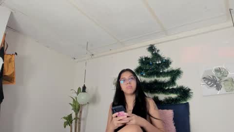 Snapshot of ainoa_pink chatting on 11.26.25 Ainoa online show from 11.26.25