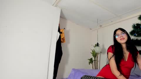 Snapshot of ainoa_pink chatting on 11.28.25 Ainoa online show from 11.28.25