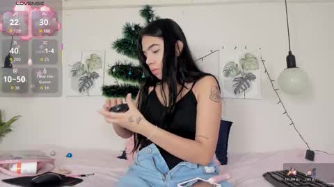 Snapshot of ainoa_pink chatting on 12.13.25 Ainoa online show from 12.13.25