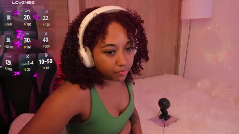 Snapshot of aisharose_ chatting on 03.08.25 Aisha online show from 03.08.25