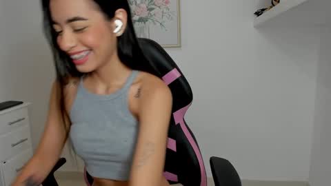 Snapshot of aitana05 chatting on 02.15.25 VALENTINA independent online show from 02.15.25