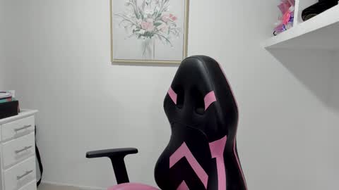 Snapshot of aitana05 chatting on 09.22.25 VALENTINA independent online show from 09.22.25