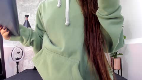 little aitana  online show from 01.04.25