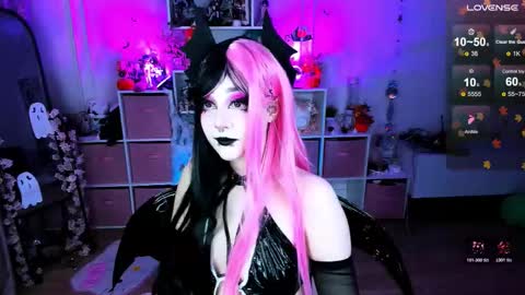 Snapshot of aki__ra chatting on 11.04.25 Aki online show from 11.04.25