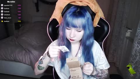 akirahartyx online show from 12.27.24