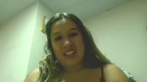 Snapshot of alahia_fox chatting on 12.25.24 alahia online show from 12.25.24