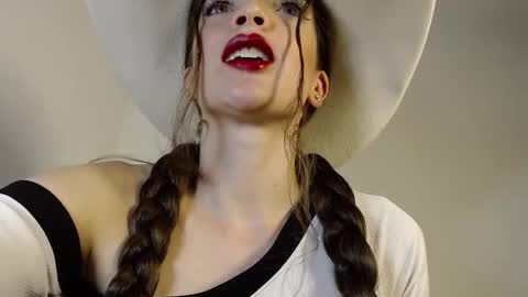 Snapshot of alahia_sky chatting on 11.28.25 online show from 11.28.25