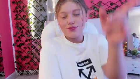 Snapshot of alaia_greyy chatting on 07.10.26 Alaia online show from 07.10.26