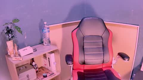 alanadelray online show from 02.25.25