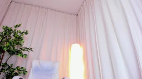 Snapshot of alanakimura_ chatting on 02.15.25 Alana silvana online show from 02.15.25