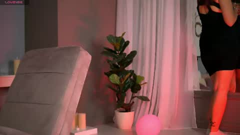 Snapshot of alanareign chatting on 06.19.26 AlanaReign online show from 06.19.26