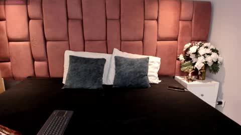 Snapshot of alannajonnes chatting on 11.21.25 Alanna Jonnes online show from 11.21.25