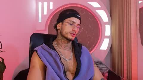 Snapshot of alanrodgers2_0 chatting on 10.25.25 alan online show from 10.25.25