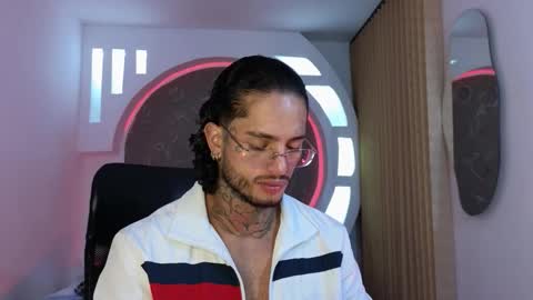 Snapshot of alanrodgers2_0 chatting on 11.16.25 alan online show from 11.16.25