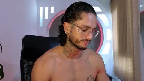 Snapshot of alanrodgers2_0 chatting on 11.25.25 alan online show from 11.25.25