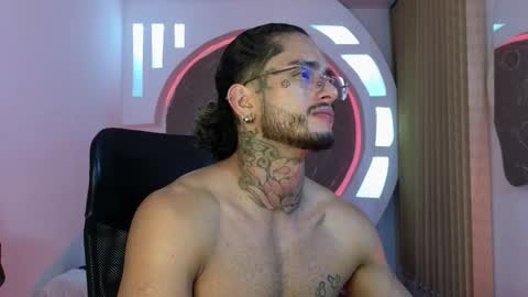 Snapshot of alanrodgers2_0 chatting on 11.28.25 alan online show from 11.28.25