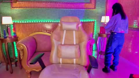 Snapshot of ale_sweety_ chatting on 10.27.25 Aleja Online GTM-5 700 1400 online show from 10.27.25