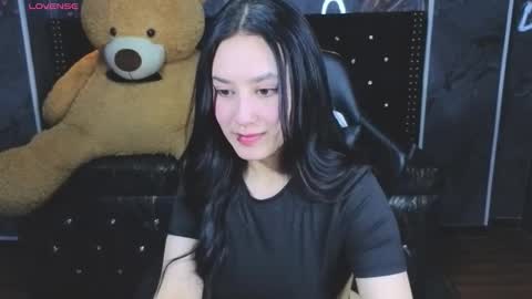 Snapshot of aleja05_b chatting on 11.25.25 aleja online show from 11.25.25