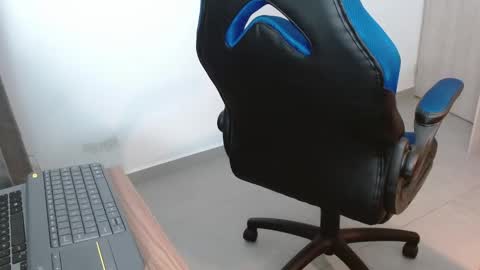 Snapshot of alejo_hot23 chatting on 10.28.25 David online show from 10.28.25