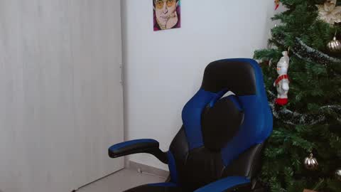 Snapshot of alejo_hot23 chatting on 11.30.25 David online show from 11.30.25